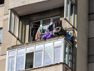 VIDEO Balcon desprins la etajul 7, pe Bulevardul Tineretului. O mașină a fost avariată