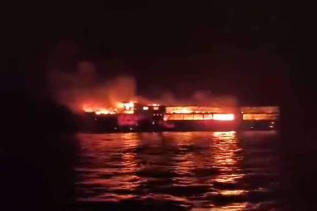 VIDEO Incendiu pe un feribot în Filipine. Cel puțin cinci morți și peste 80 de persoane dispărute