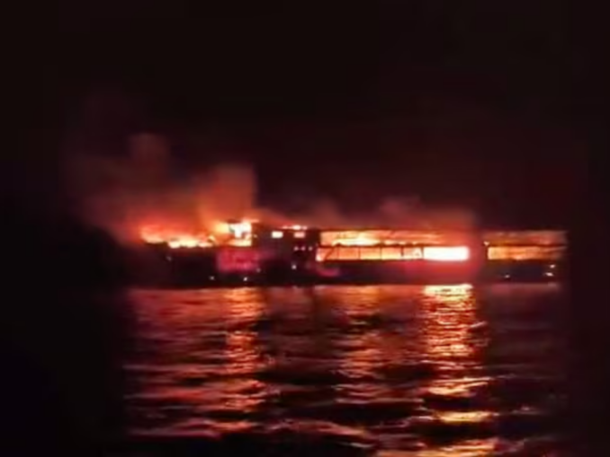 VIDEO Incendiu pe un feribot în Filipine. Cel puțin cinci morți și peste 80 de persoane dispărute