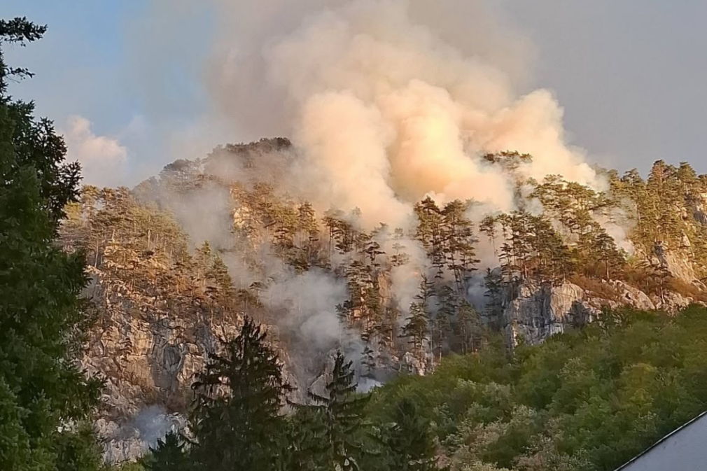 VIDEO Două elicoptere Black Hawk intervin la incendiul din Domogled. Peste 50 de tone de apă, aruncate asupra focarelor