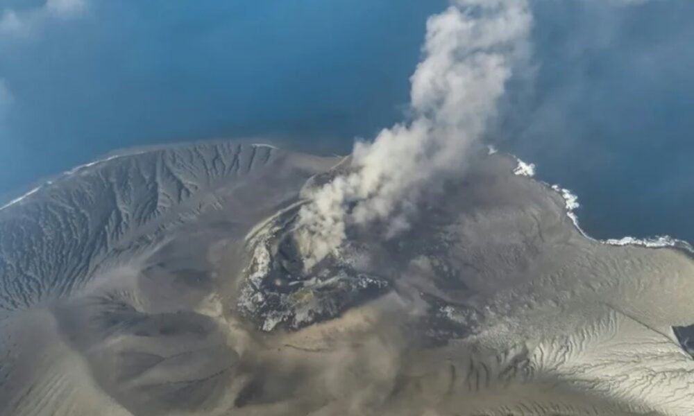 Un vapor cu jurnaliști la bord, dat dispărut în Indonezia. Relatau despre erupția Vulcanului Anak Krakatau