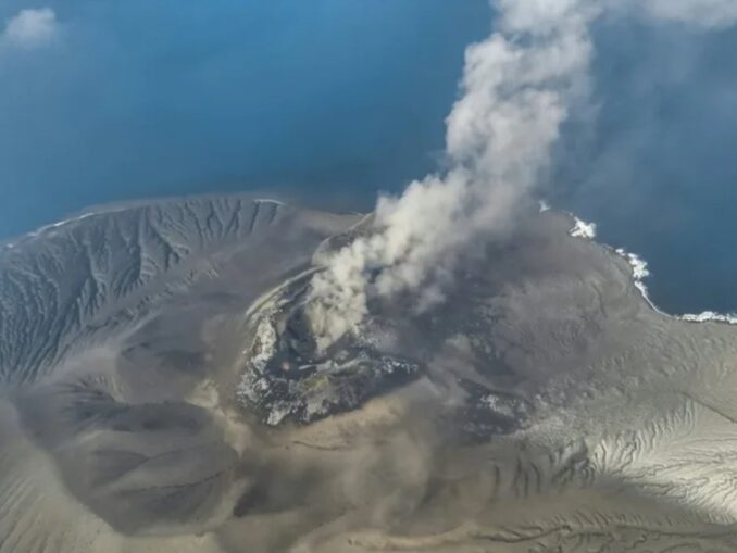Un vapor cu jurnaliști la bord, dat dispărut în Indonezia. Relatau despre erupția Vulcanului Anak Krakatau