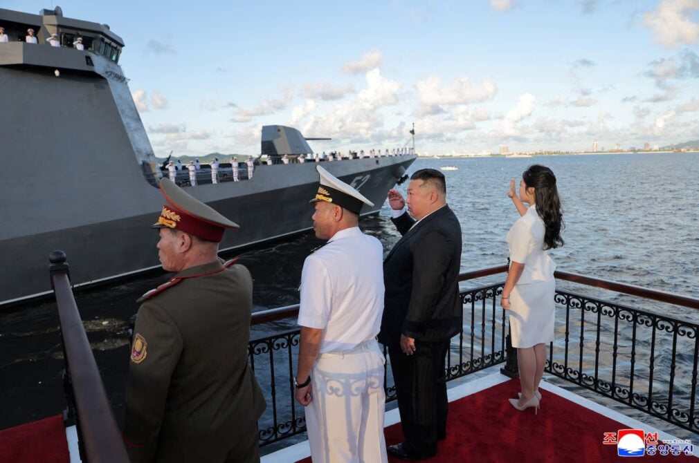 VIDEO Kim Jong-Un și-a relansat la apă distrugătorul Kang Kon. Prima dată, nava s-a răsturnat