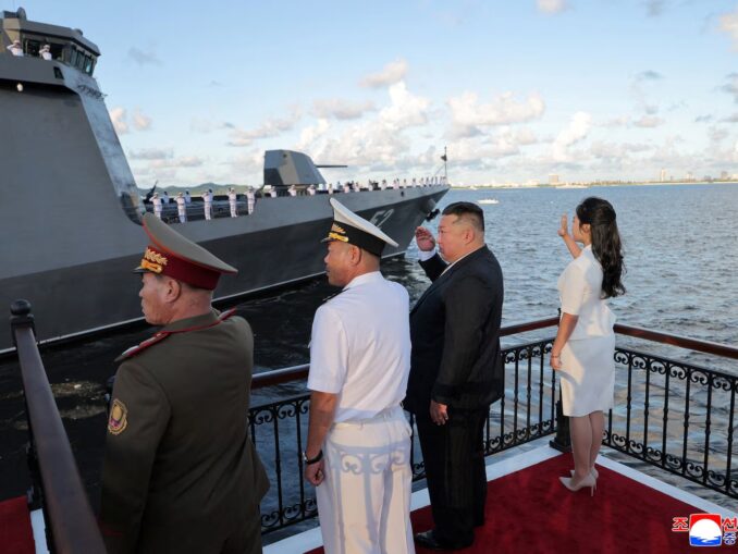 VIDEO Kim Jong-Un și-a relansat la apă distrugătorul Kang Kon. Prima dată, nava s-a răsturnat