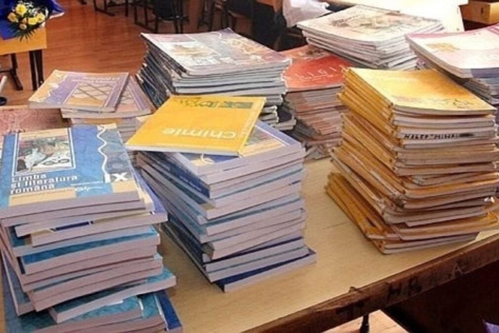 Ministerul Educației a finalizat evaluarea și licitarea noilor manuale pentru liceu. Elevii vor avea acces la manuale digitale