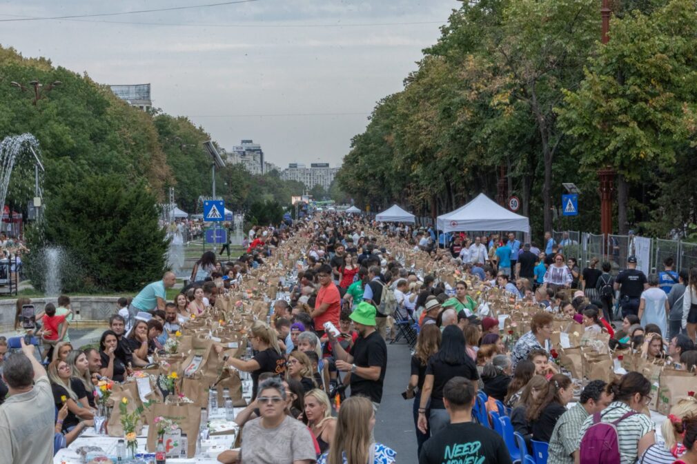 VIDEO 20.000 de oameni au stat la aceeași masă în București ca să bată un record mondial și să pună umărul la construcția unui spital pediatric de psihiatrie