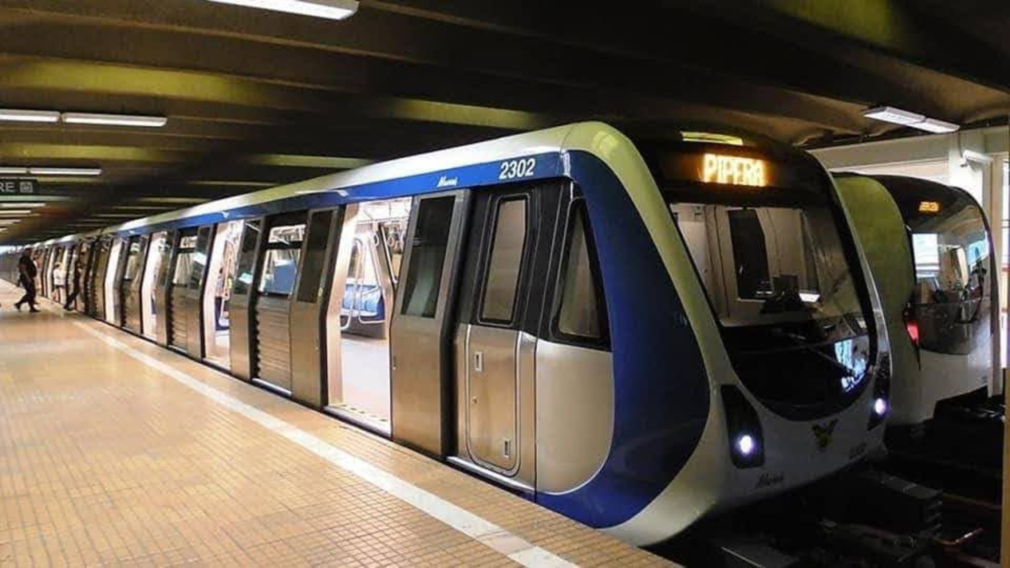 Incident grav la metrou, în stația Constantin Brâncoveanu. Un tânăr de 22 de ani a fost scos dintre tren și parapet