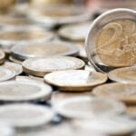 Imagine ilustrativă cu monedă euro