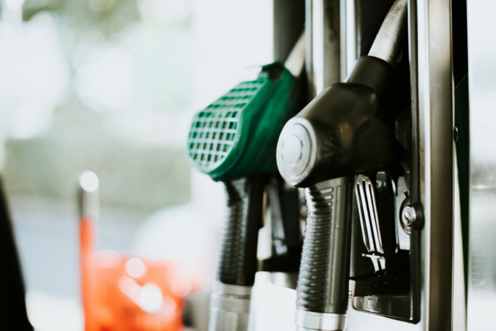 Prețul benzinei a depășit pragul psihologic de 10 lei. La pompă, benzina ajunge și la 10,07 lei
