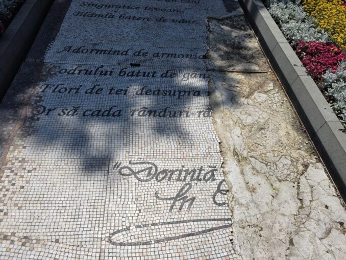 Bordurile distrug definitiv mozaicul de la Teiul lui Eminescu din Iași. Primăria nu are bani să îl repare. Ce spune primarul