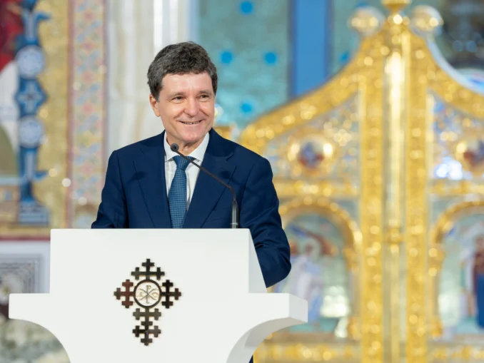 Nicușor „ăsta” la concurență în biserică