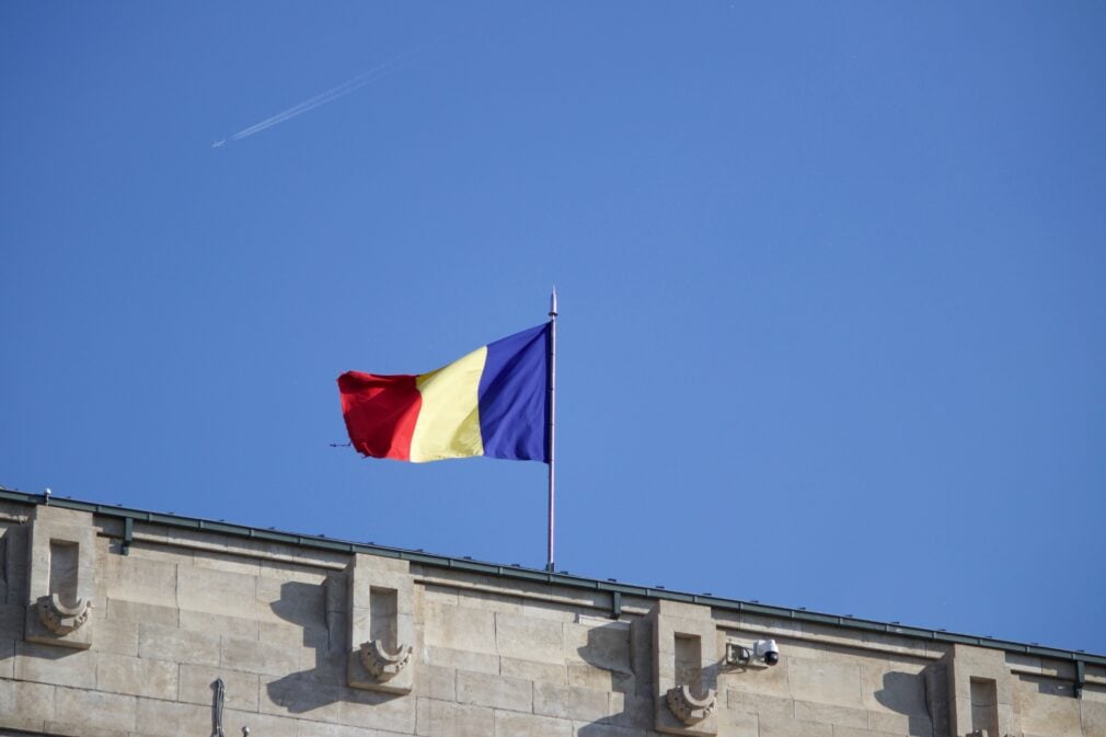 Ce spune un inițiator despre proiectul privind Ziua Tricolorului, care prevede amendarea oficialilor când nu sărută drapelul