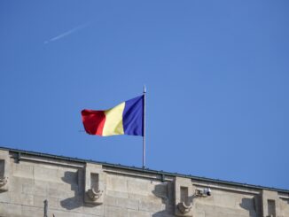 Ce spune un inițiator despre proiectul privind Ziua Tricolorului, care prevede amendarea oficialilor când nu sărută drapelul