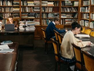 Facultatea peste hotare. Ce nu le poate oferi sistemul românesc tinerilor, dar și ce le lipsește în străinătate
