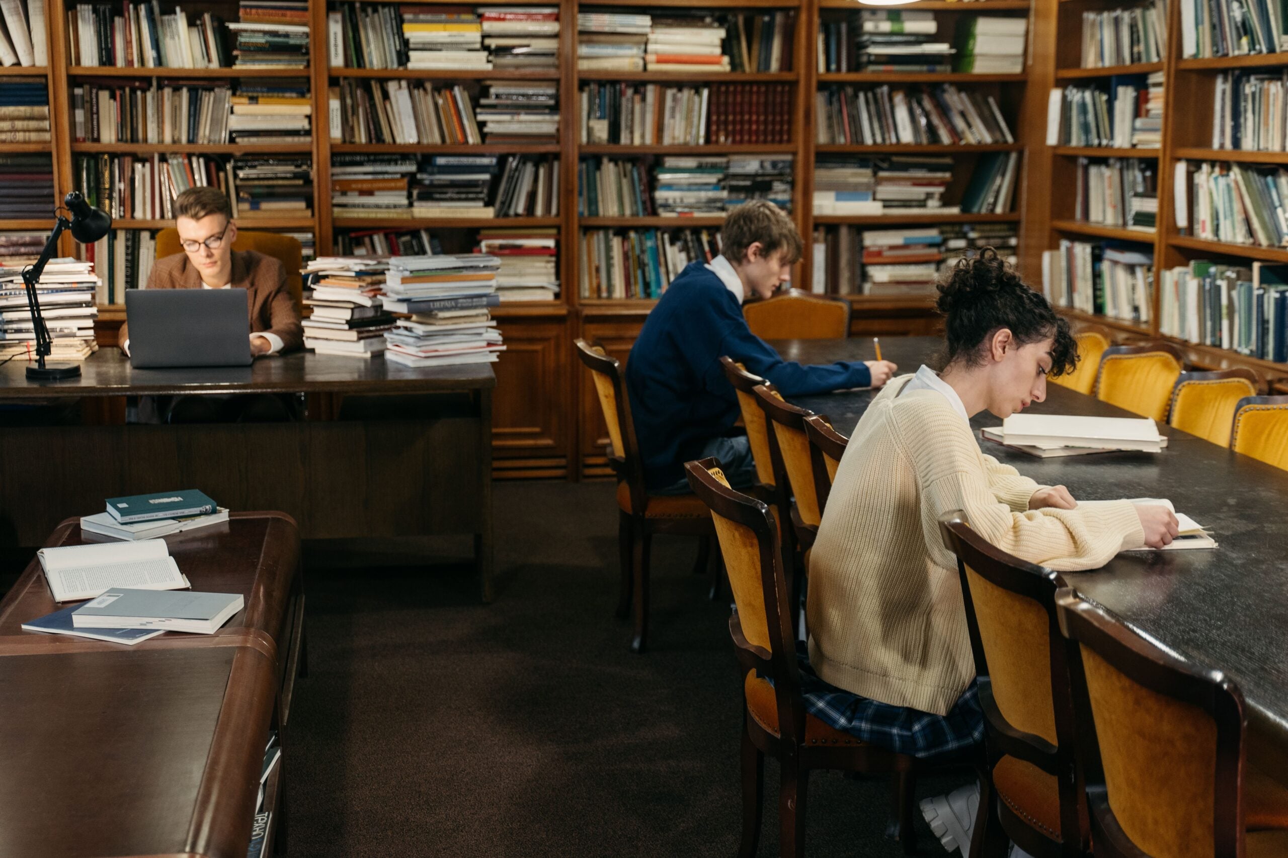 Facultatea peste hotare. Ce nu le poate oferi sistemul românesc tinerilor, dar și ce le lipsește în străinătate