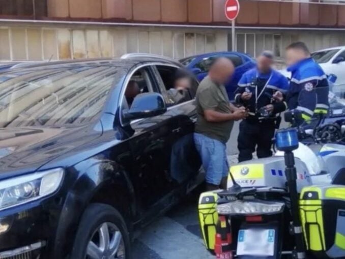 Copilul de 9 ani al unor români din Marsilia a fost prins conducând periculos pe o stradă aglomerată. Tatăl lui stătea în dreapta