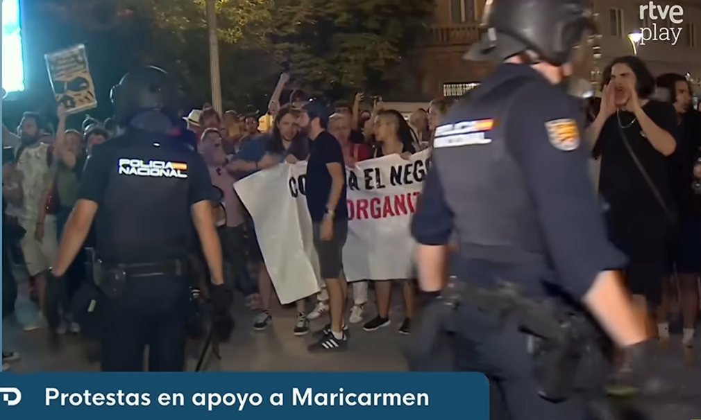 Mii de oameni au dormit în stradă după evacuarea unei octogenare din apartamentul unde stătea de 70 de ani