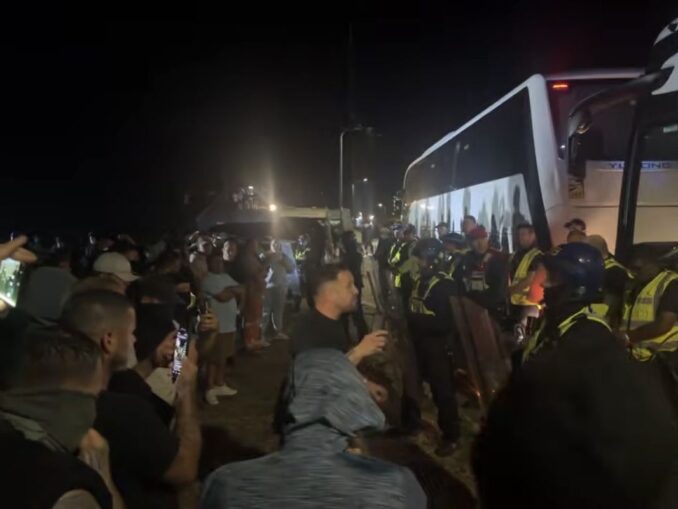 VIDEO Haos la Portsmouth după un protest anti-migrație. Polițiști răniți în confruntări