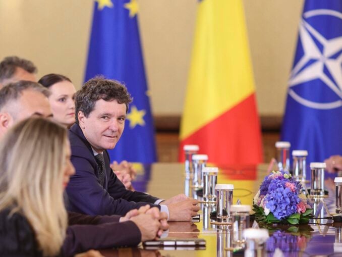 Avertismentul Fitch: România riscă un rating de tip „junk” dacă persistă criza politică