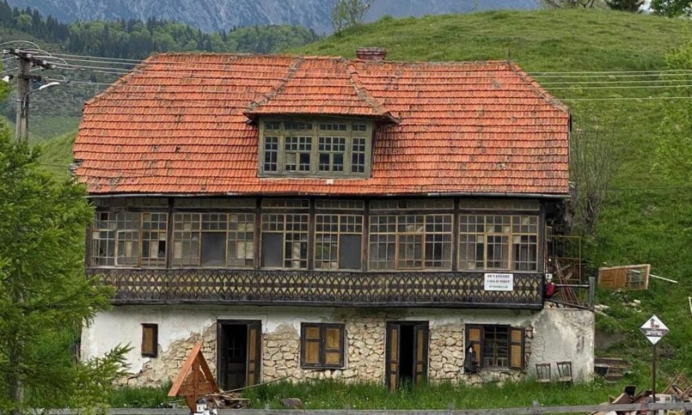 Șirnea renaște. Charlie Ottley restaurează centrul de vizitare al primului sat turistic din România și pregătește un proiect dedicat Regelui Charles al III-lea