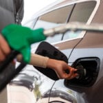 Sofer alimenteaza autoturismul cu motorina la o statie de carburant, in contextul reducerii accizei si al scaderii pretului la pompa.