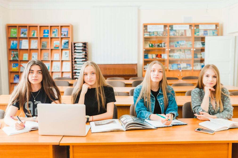 „Educația nu se repară la croitorie”. Reacția Consiliului Național al Elevilor după adoptarea Legii uniformei obligatorii