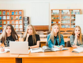 „Educația nu se repară la croitorie”. Reacția Consiliului Național al Elevilor după adoptarea Legii uniformei obligatorii