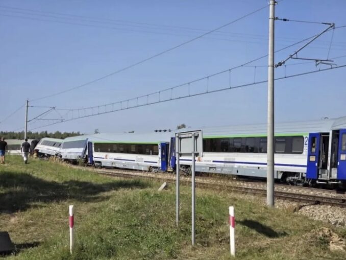 Accident feroviar grav în Polonia. Cel puțin 20 de oameni au fost răniți