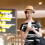 Imagine ilustrativă cu o turistă în aeroport