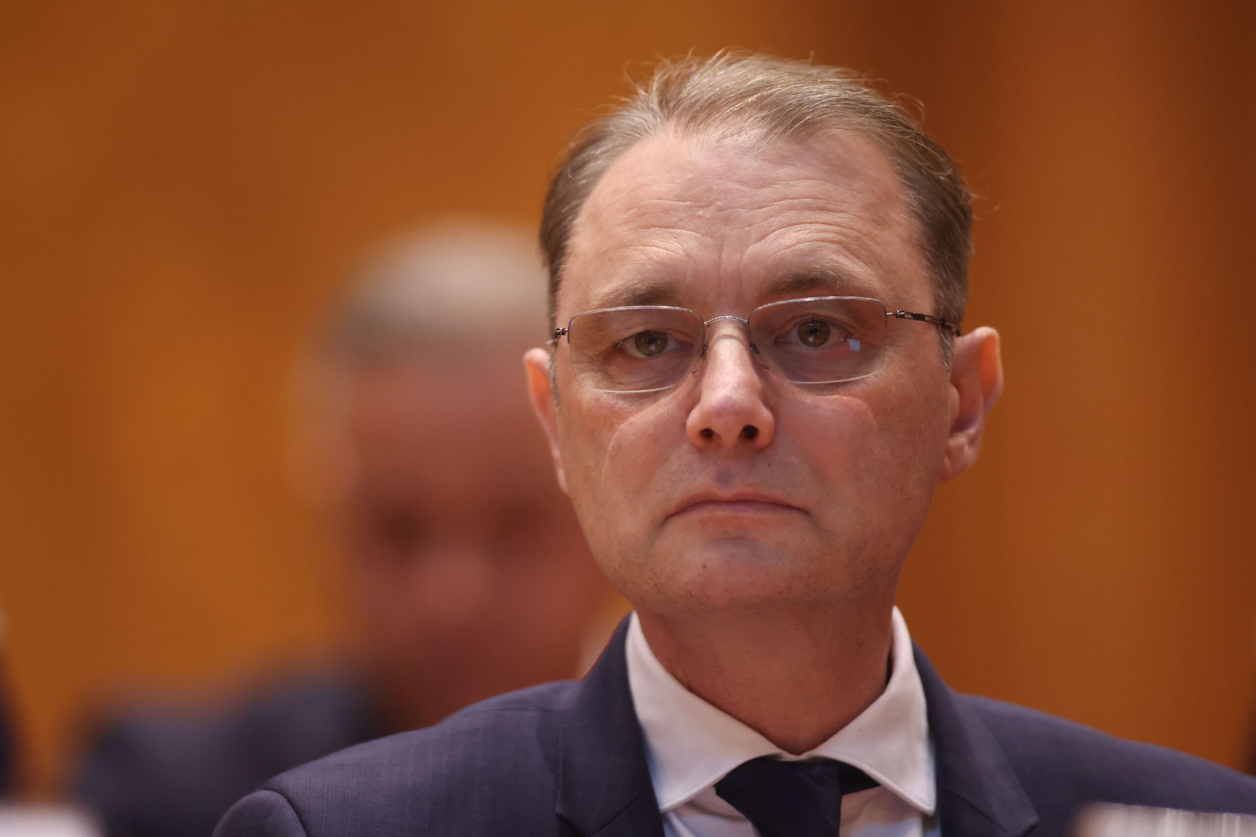 CALCULE Cu cât trebuie să crească pensiile în 2027 și de unde face rost de bani guvernul? Ce spune legea pensiilor