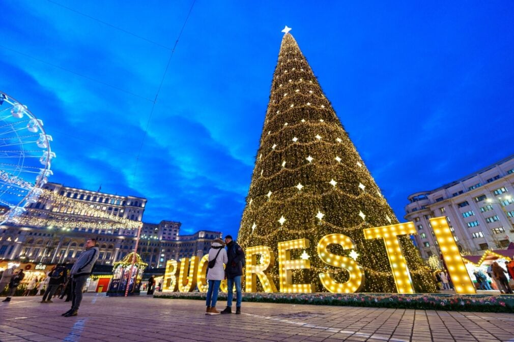 FOTO Bucureștiul se pregătește de Crăciun. Un brad uriaș, 133 de căsuțe și întâlniri gratuite cu Moșul, în Piața Constituției