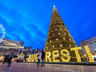 FOTO Bucureștiul se pregătește de Crăciun. Un brad uriaș, 133 de căsuțe și întâlniri gratuite cu Moșul, în Piața Constituției