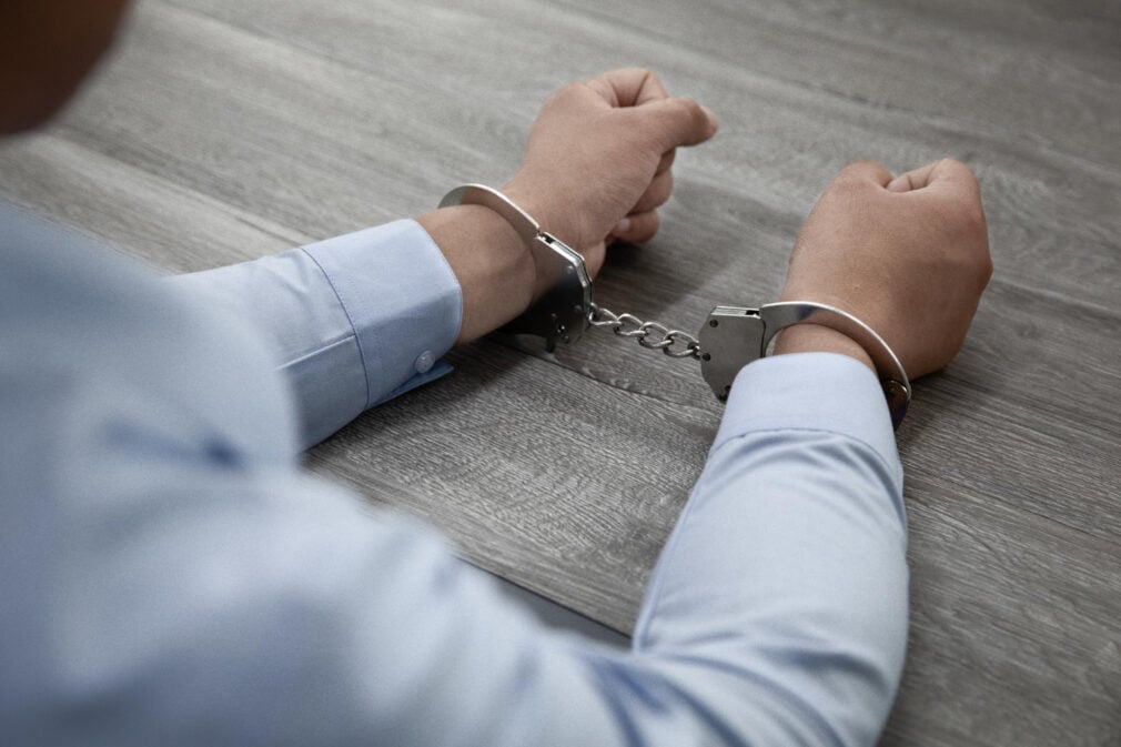 7 ani de închisoare pentru doi hoți care au furat 16 saci din banii de pensie ai timișorenilor