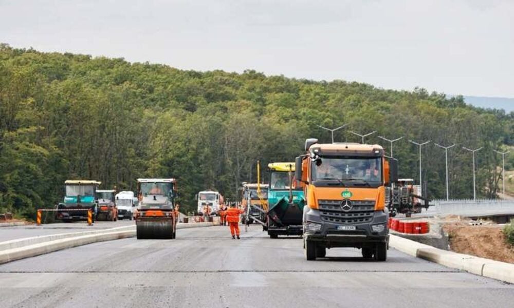 VIDEO Vești bune de pe Autostrada Transilvania. A început asfaltarea pe cel mai lung viaduct de autostradă din România