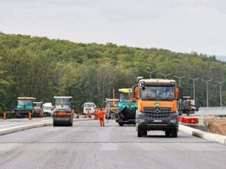 VIDEO Vești bune de pe Autostrada Transilvania. A început asfaltarea pe cel mai lung viaduct de autostradă din România
