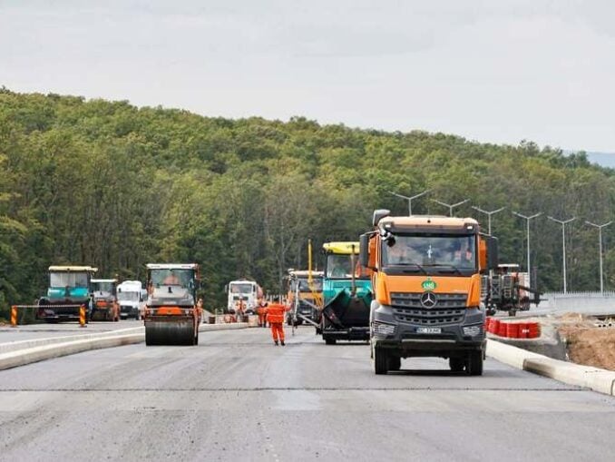 VIDEO Vești bune de pe Autostrada Transilvania. A început asfaltarea pe cel mai lung viaduct de autostradă din România