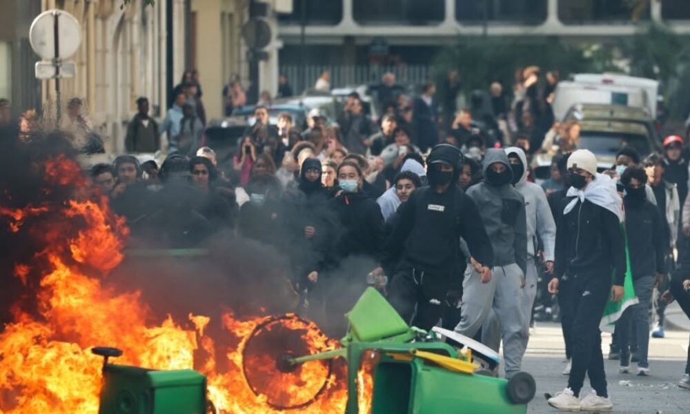 Franța, lovită de proteste fără precedent ale elevilor. Violențe, arestări și școli avariate VIDEO