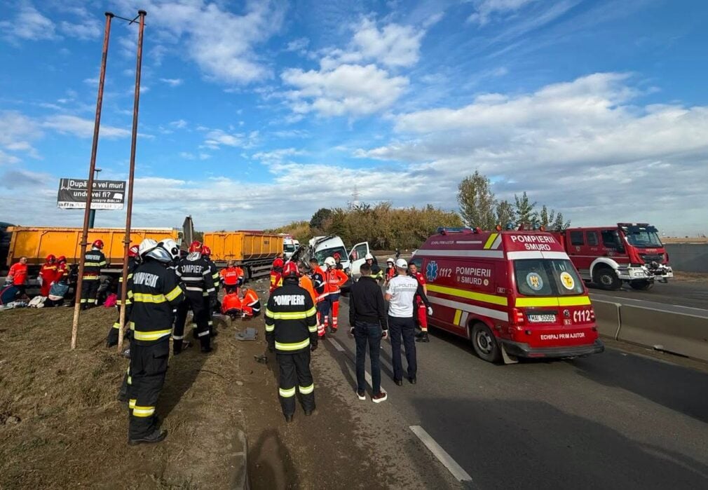 Accident grav pe DN 7, la Buftea. Doi morți după impactul dintre un microbuz cu 16 persoane și o autobasculantă