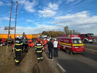 Accident grav pe DN 7, la Buftea. Doi morți după impactul dintre un microbuz cu 16 persoane și o autobasculantă