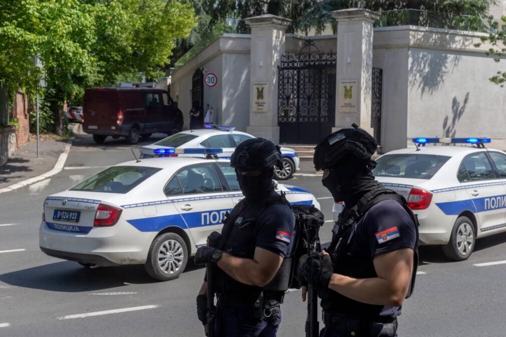 Atac în fața Ambasadei Israelului din Belgrad. Minorul agresor a fost împușcat mortal de un jandarm