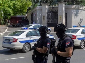 Atac în fața Ambasadei Israelului din Belgrad. Minorul agresor a fost împușcat mortal de un jandarm