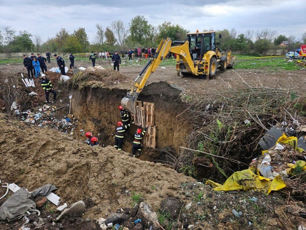 Un tânăr de 25 de ani a fost îngropat de viu după prăbușirea unui mal de pământ, în Călărași. Pompierii îl caută sub dărâmături