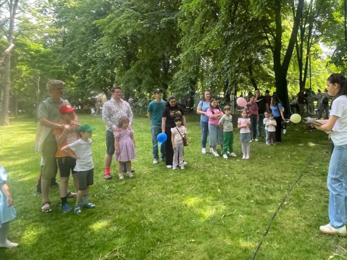 ASFANU: Statul tratează gemenii drept copii „la jumătate de preț”. Familiile pierd peste 56.000 de lei