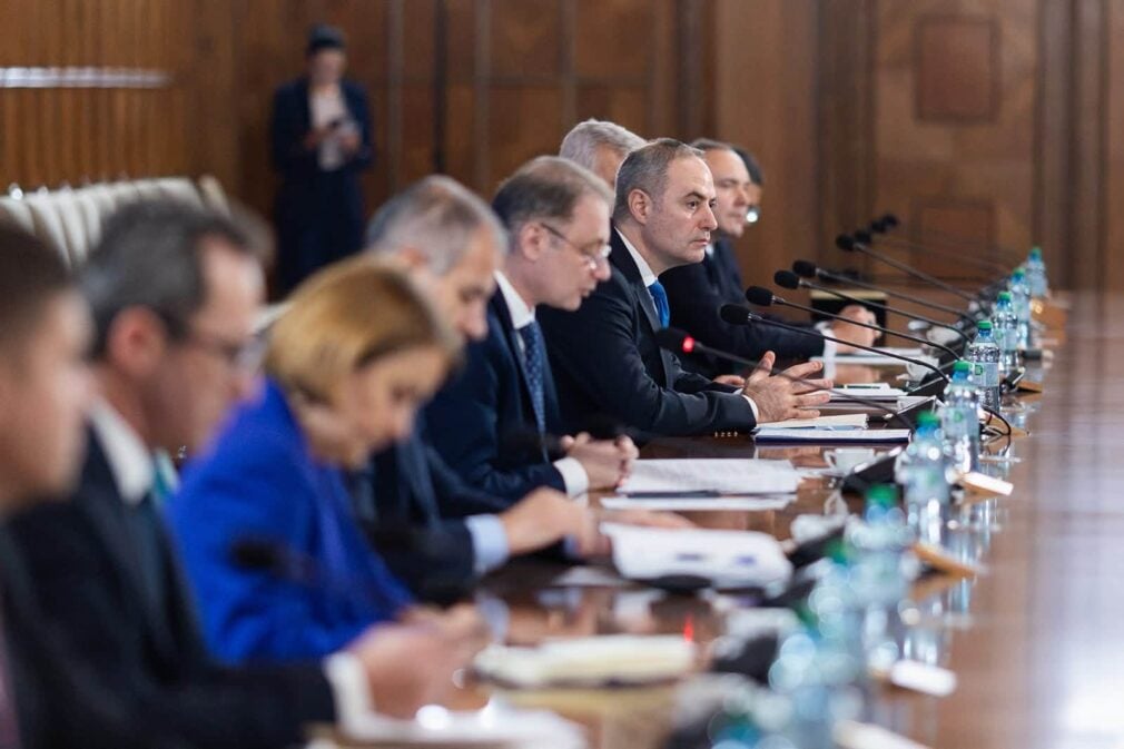 Guvernul elimină „taxa Temu” prin ordonanța trenuleț / Codul QR de pe bonurile fiscale, amânat / Prima didactică pentru 50.000 de profesori, livrată până la finalul anului