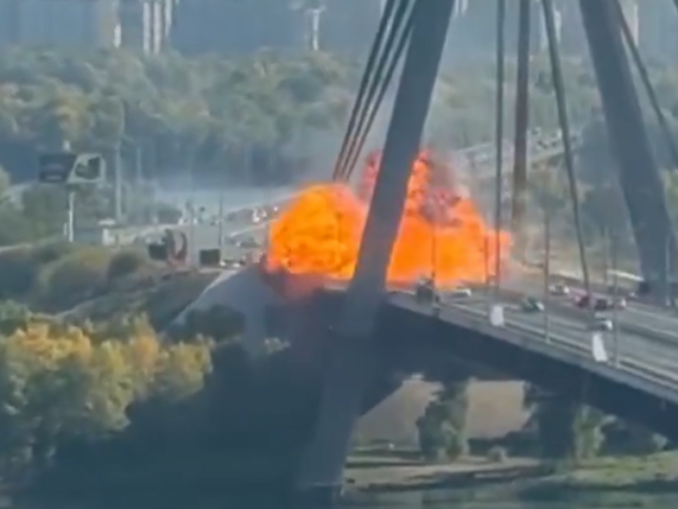 VIDEO Un mare pod din Kiev, lovit de o dronă în timpul vizitei lui Friedrich Merz