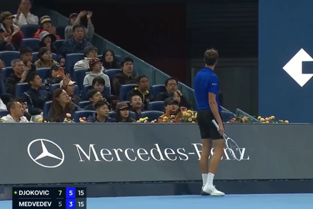 VIDEO Daniil Medvedev, descalificat în semifinala de la Beijing după ce a lovit un spectator cu mingea. Novak Djokovic merge în finală