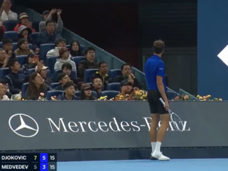 VIDEO Daniil Medvedev, descalificat în semifinala de la Beijing după ce a lovit un spectator cu mingea. Novak Djokovic merge în finală