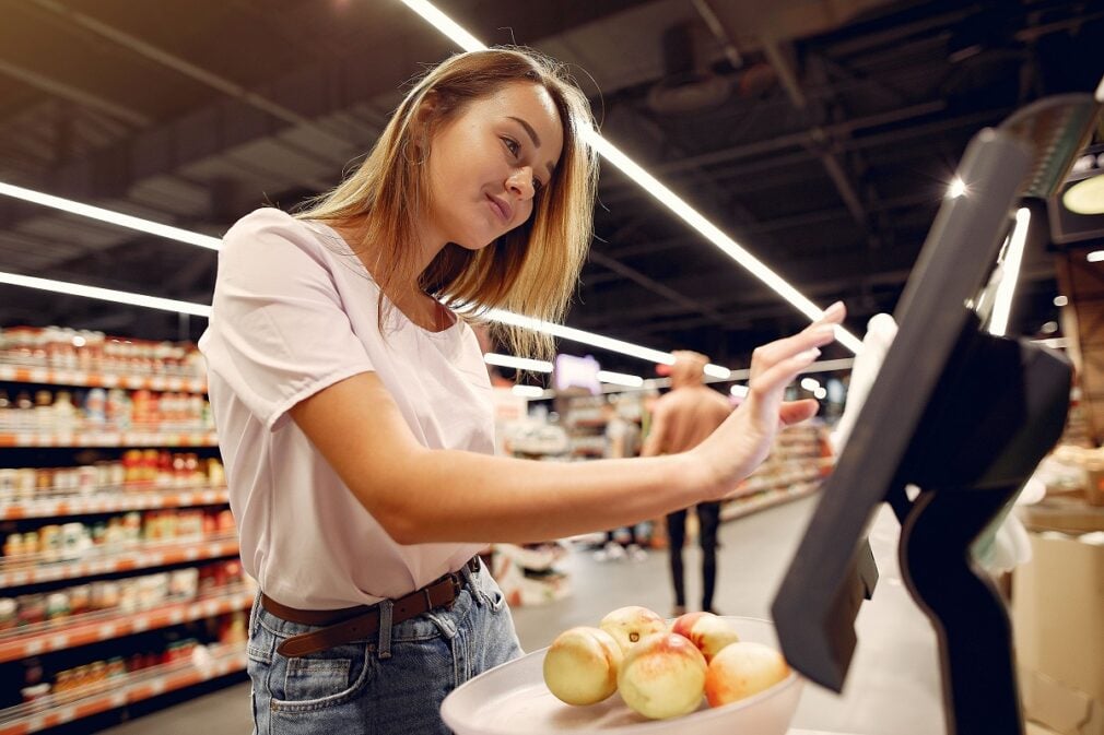 Pierderi medii cu 22% mai mari în primul an după montarea caselor automate. De ce unele supermarketuri se întorc la casieri