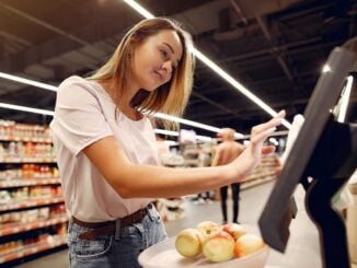 Pierderi medii cu 22% mai mari în primul an după montarea caselor automate. De ce unele supermarketuri se întorc la casieri
