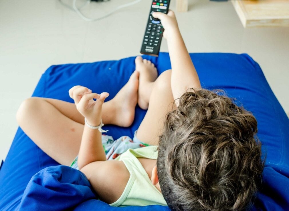 Trei din patru copii care urmăresc Insula iubirii o văd fără un adult. Emisiunea a revenit la 20:30, după somația CNA